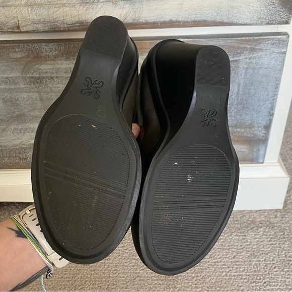 Vera Wang Simply Vera Brown Big Buckle Wedges - Picture 5 of 9